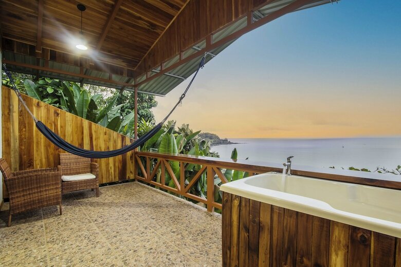 Cotingas Ocean View