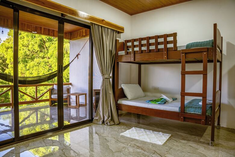 Cotingas Ocean View