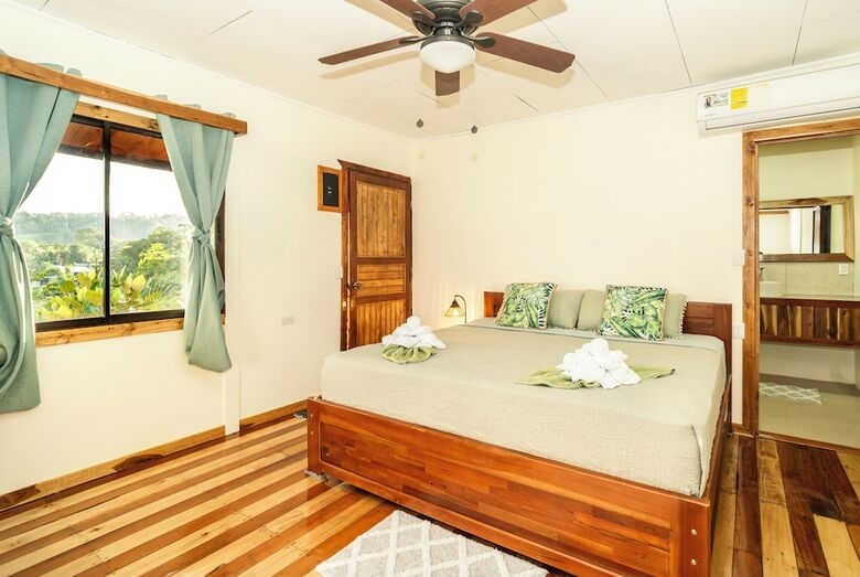 Cotingas Ocean View