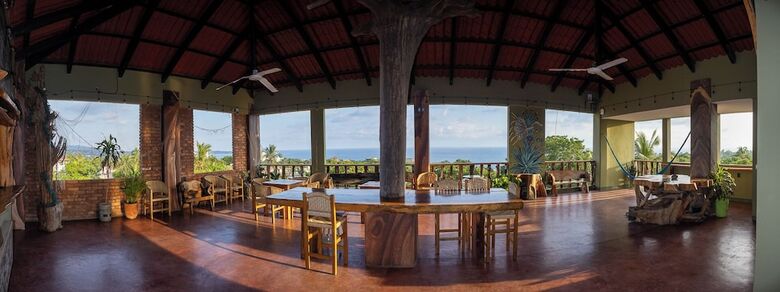 Madre Tierra Hotel & Coworking & Hostal