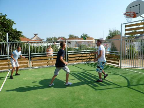 Camping Rives Des Corbi�res