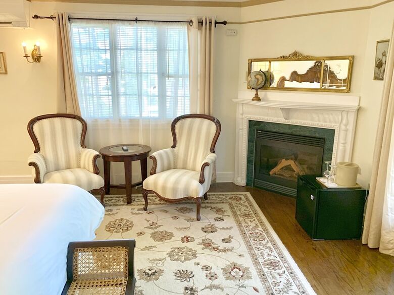 Hotel Ivy Manor Inn Village Center