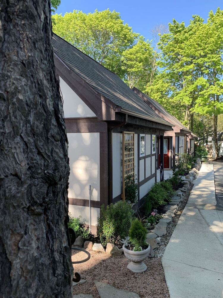 Hotel Ivy Manor Inn Village Center