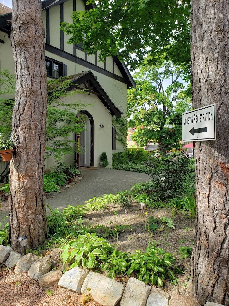 Hotel Ivy Manor Inn Village Center