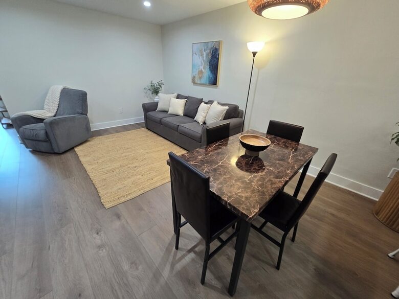 Luxurious & Spacious Townhouse In Prime Location
