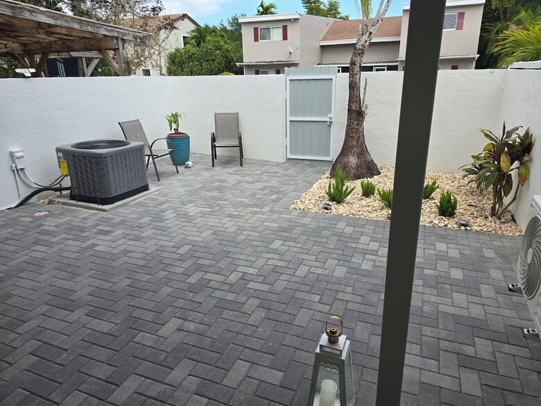 Luxurious & Spacious Townhouse In Prime Location