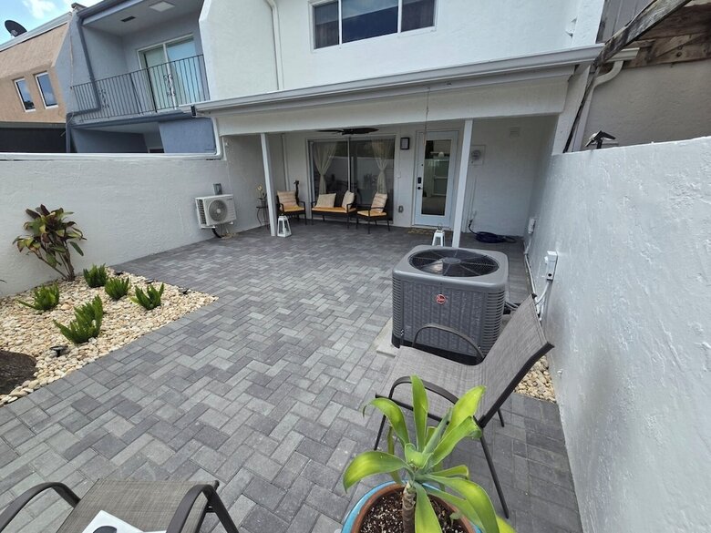 Luxurious & Spacious Townhouse In Prime Location