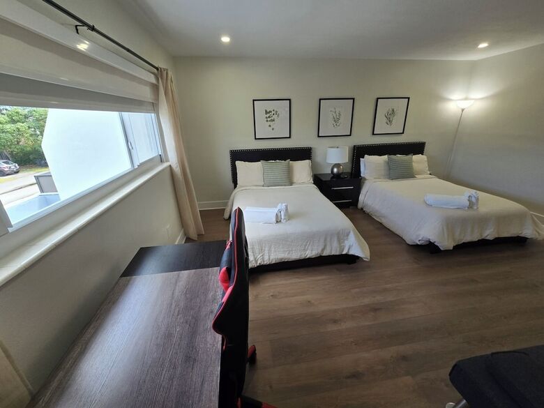 Luxurious & Spacious Townhouse In Prime Location