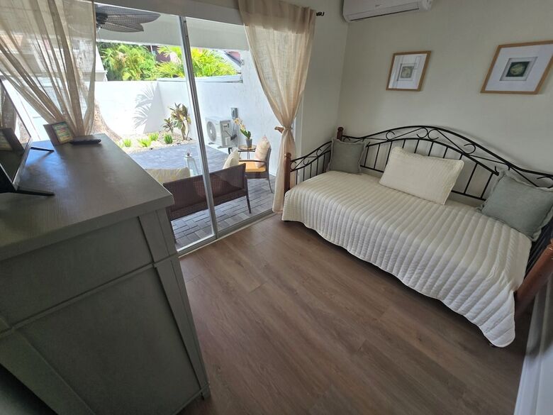 Luxurious & Spacious Townhouse In Prime Location