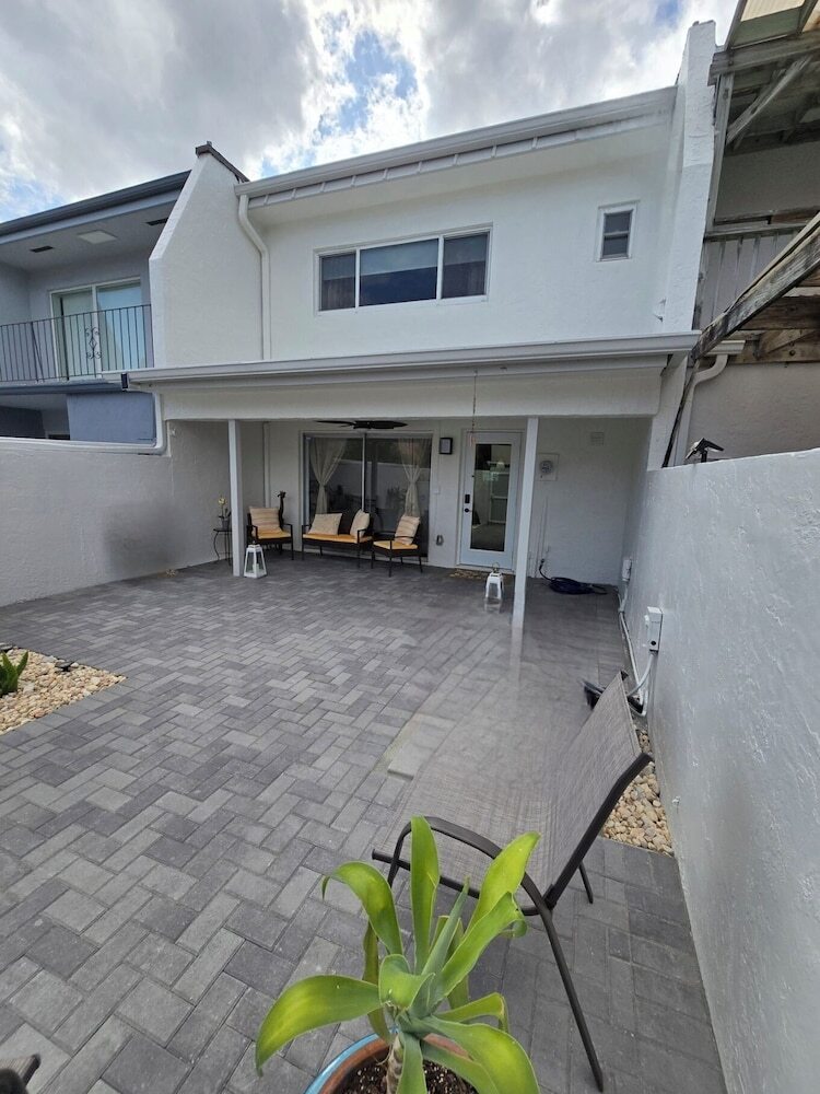 Luxurious & Spacious Townhouse In Prime Location