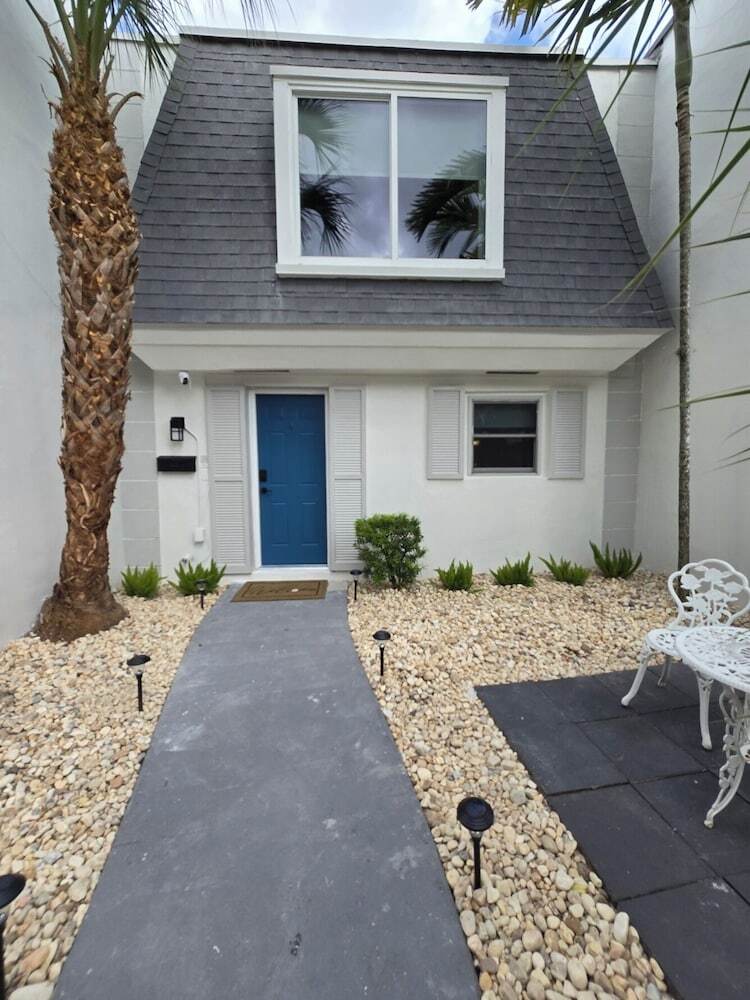 Luxurious & Spacious Townhouse In Prime Location
