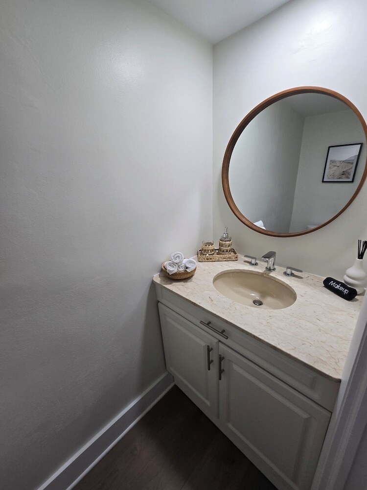 Luxurious & Spacious Townhouse In Prime Location
