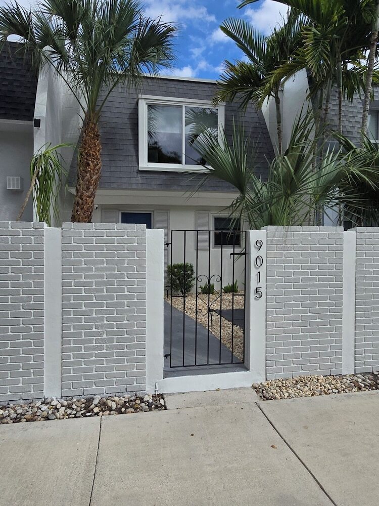 Luxurious & Spacious Townhouse In Prime Location