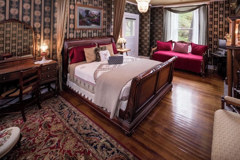 The Steamboat House Bed & Breakfast
