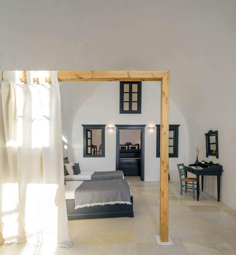 Firalia, Casa In Rock Suites