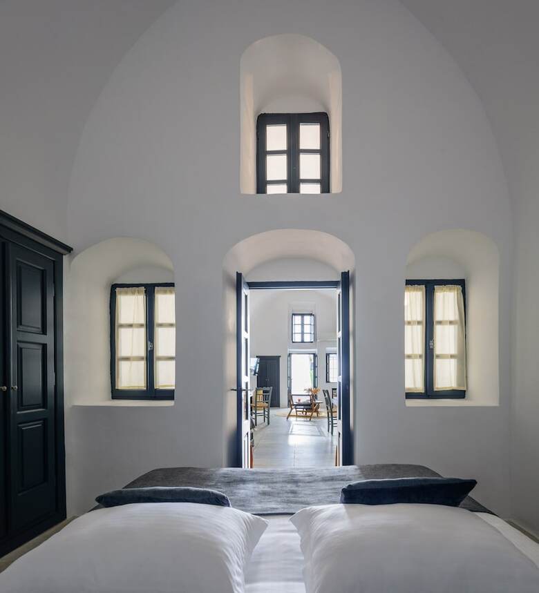 Firalia, Casa In Rock Suites