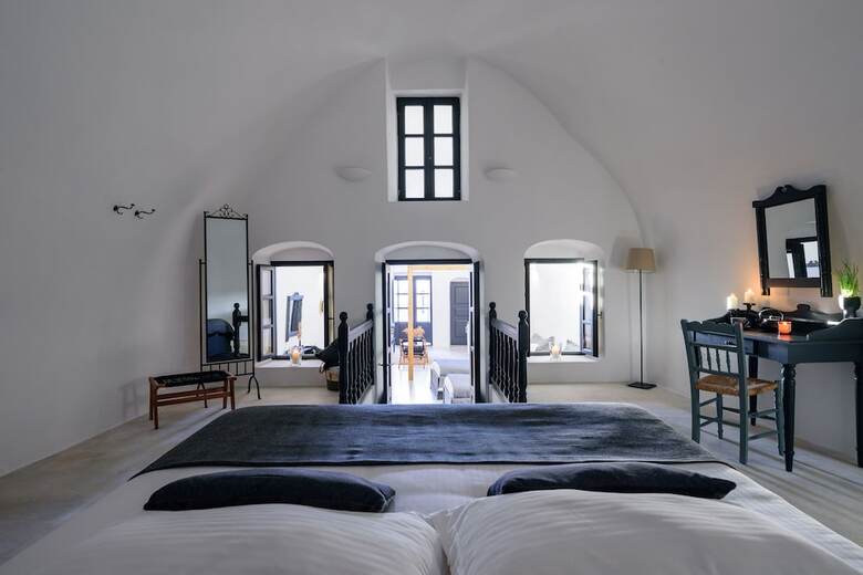 Firalia, Casa In Rock Suites
