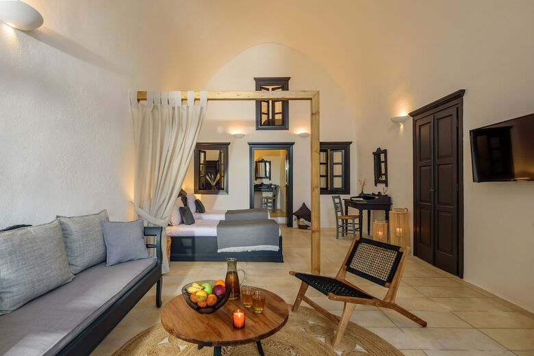 Firalia, Casa In Rock Suites