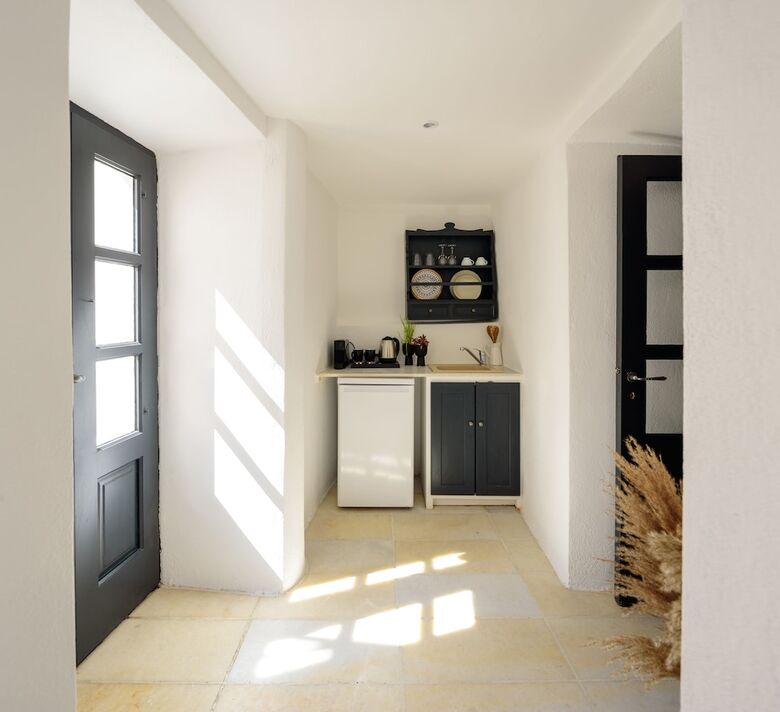 Firalia, Casa In Rock Suites