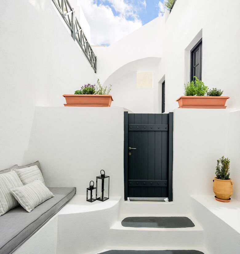 Firalia, Casa In Rock Suites