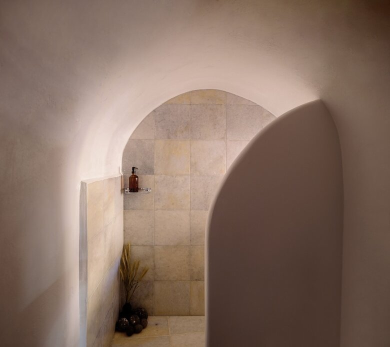 Firalia, Casa In Rock Suites