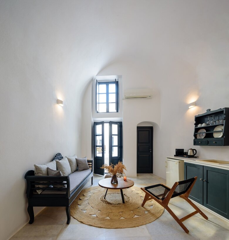 Firalia, Casa In Rock Suites