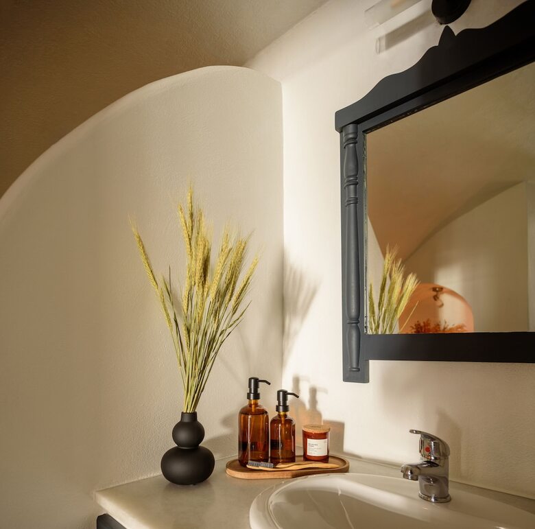 Firalia, Casa In Rock Suites