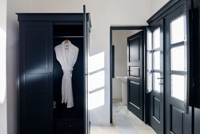 Firalia, Casa In Rock Suites