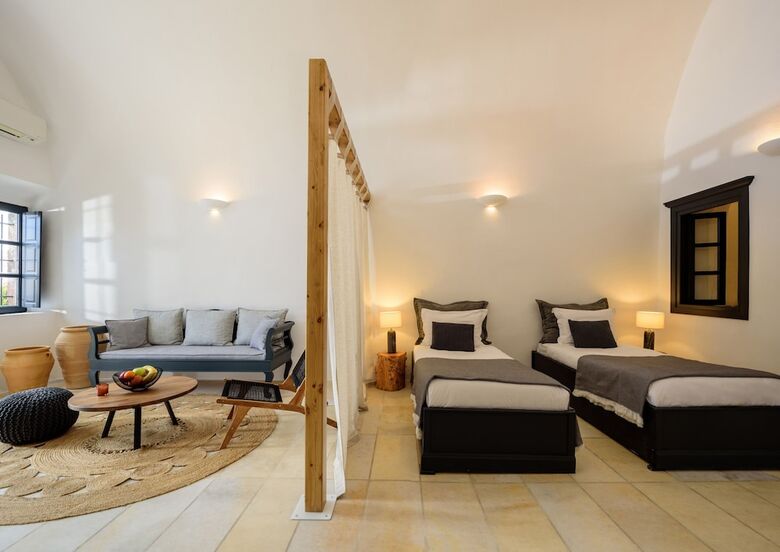 Firalia, Casa In Rock Suites
