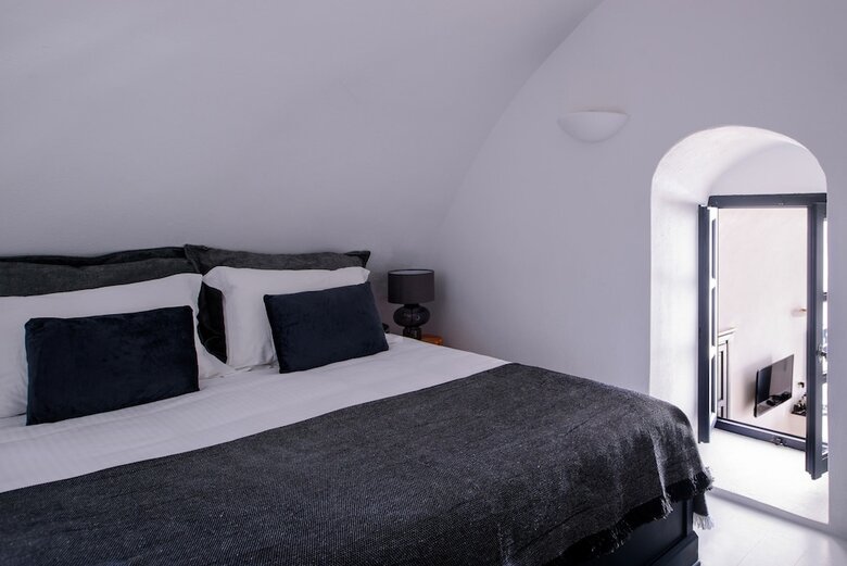 Firalia, Casa In Rock Suites