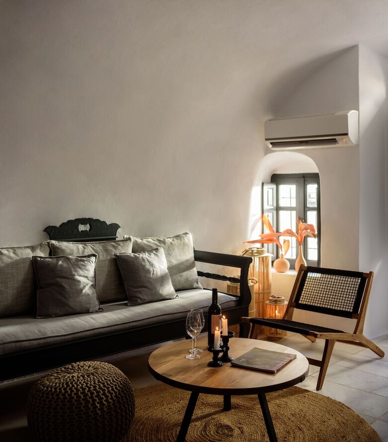 Firalia, Casa In Rock Suites