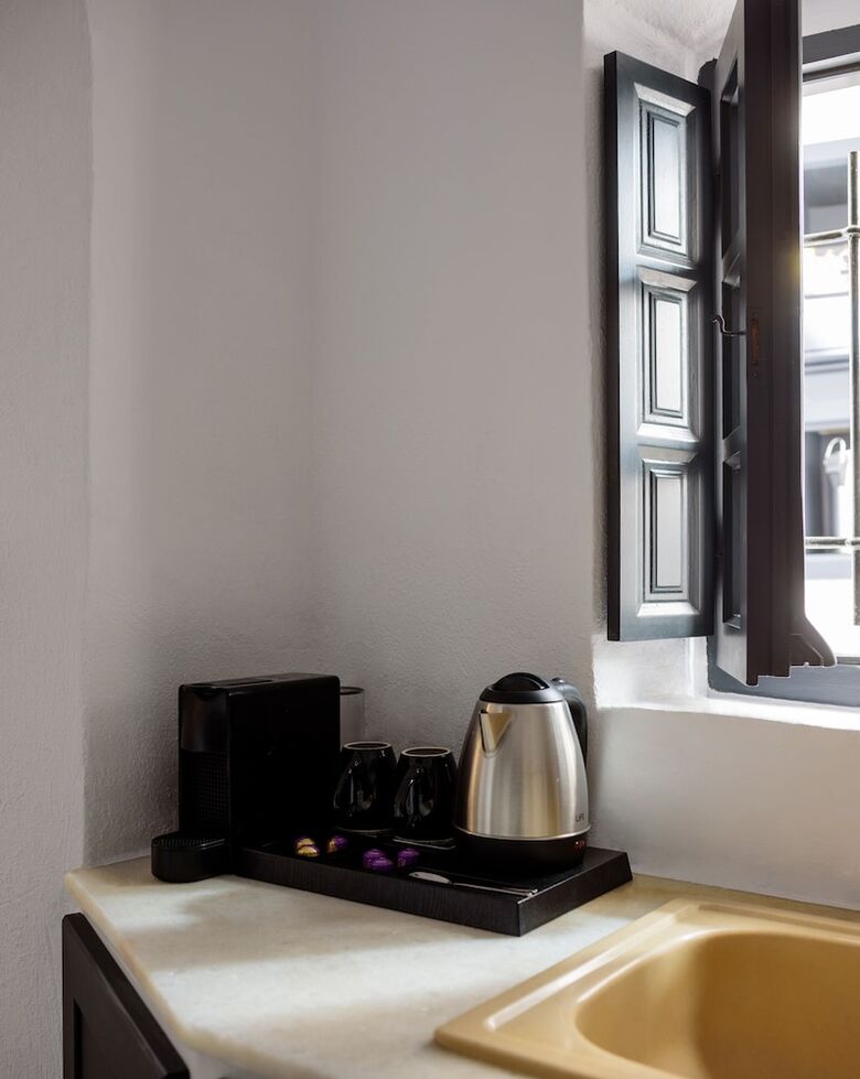 Firalia, Casa In Rock Suites