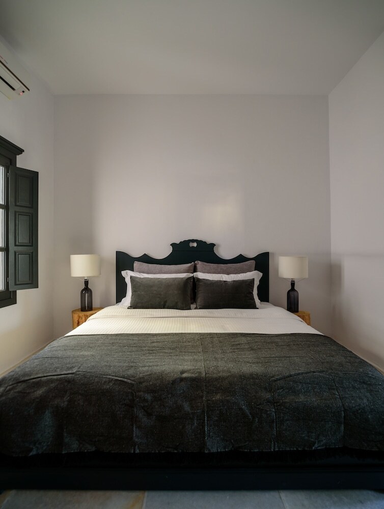 Firalia, Casa In Rock Suites