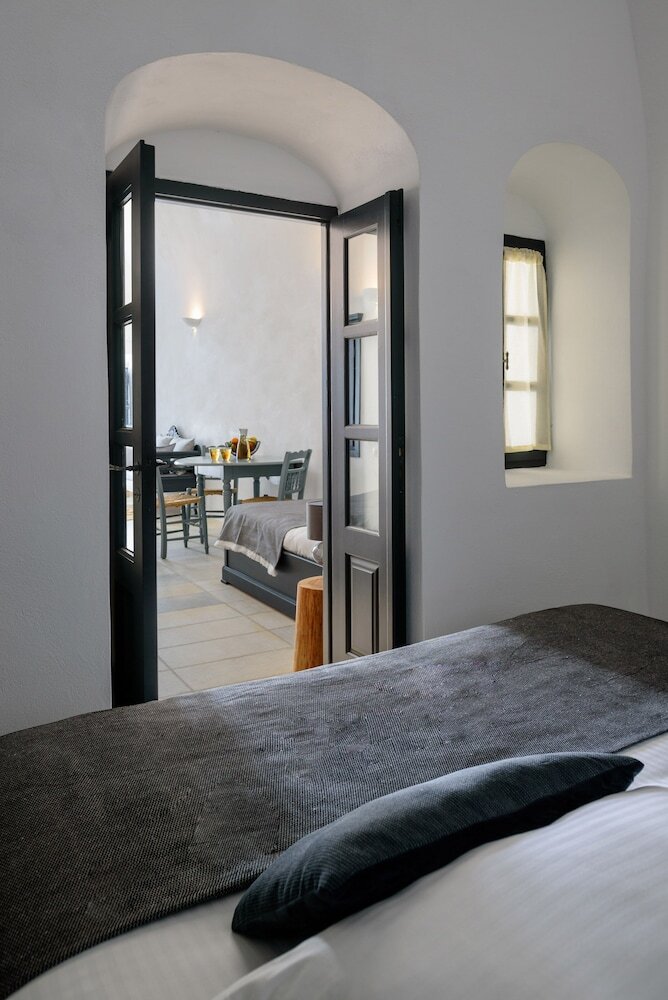 Firalia, Casa In Rock Suites