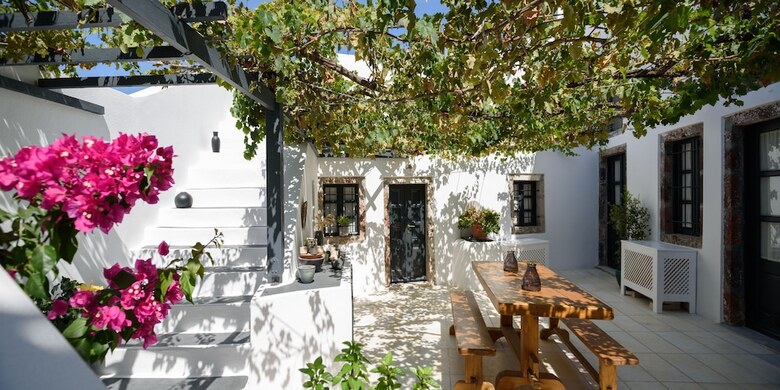 Firalia, Casa In Rock Suites