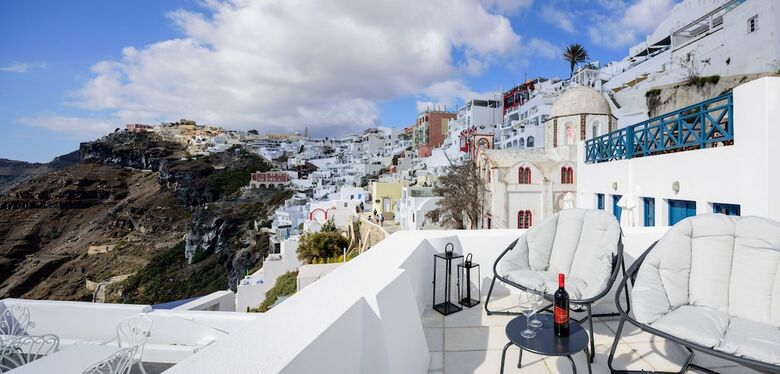 Firalia, Casa In Rock Suites