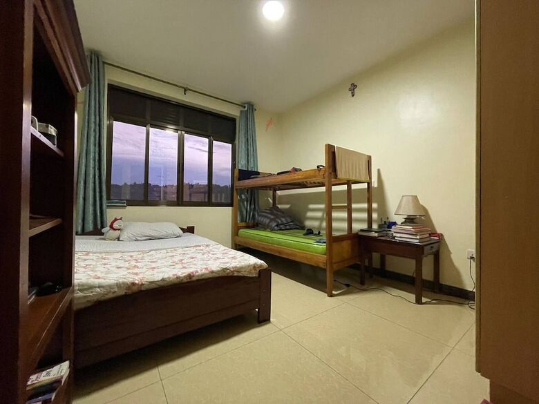 Room-nshuti Spacious Quiet Rm For Short