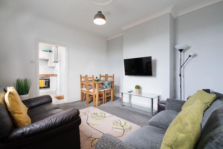 Spacious 4br, Parking, Near Centre