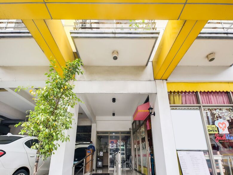 Hotel Oyo 893 Dian Suites Makati
