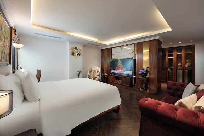 May De Ville Crown Hotel