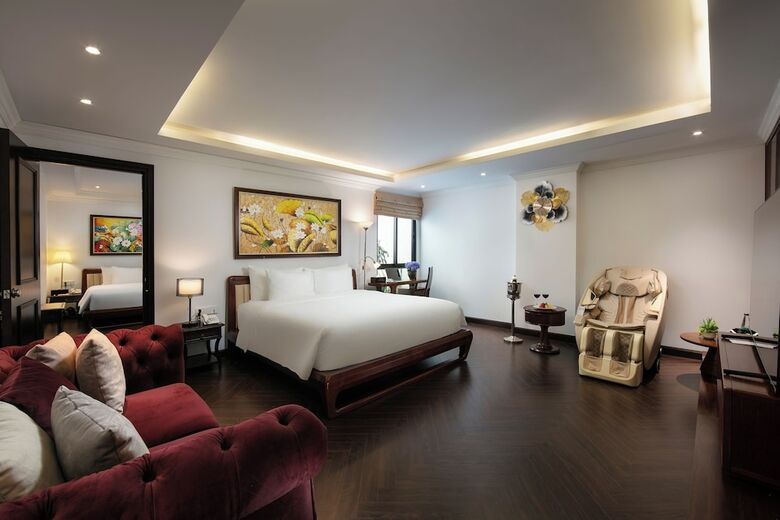 May De Ville Crown Hotel