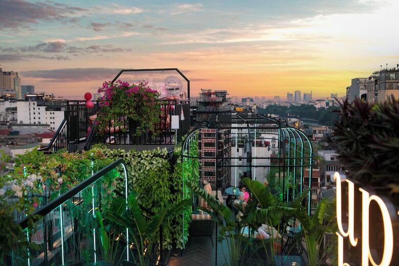 May De Ville Crown Hotel