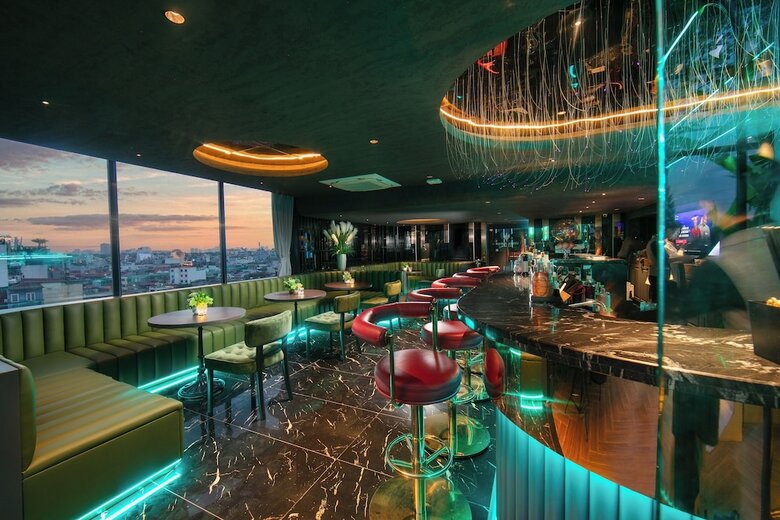 May De Ville Crown Hotel