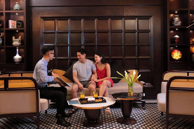 May De Ville Crown Hotel