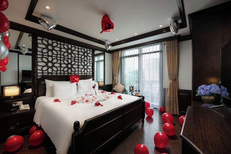 May De Ville Crown Hotel