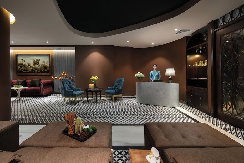 May De Ville Crown Hotel