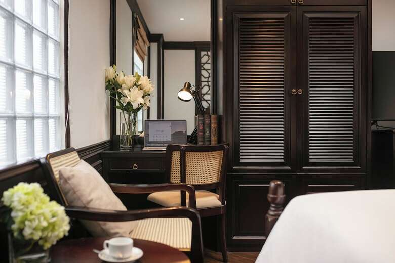 May De Ville Crown Hotel