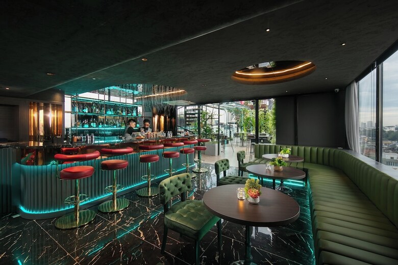 May De Ville Crown Hotel