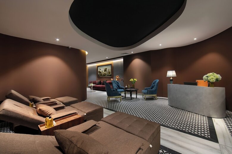 May De Ville Crown Hotel