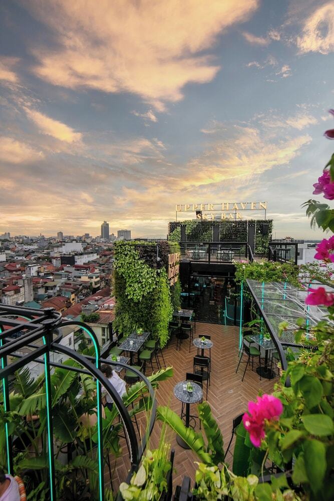 May De Ville Crown Hotel